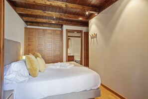 3 habitaciones, escritorio, tabla de planchar con plancha y internet 