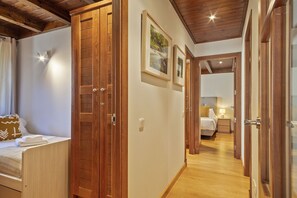 3 slaapkamers, een bureau, een strijkplank/strijkijzer, internet