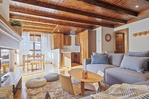 TV, fireplace