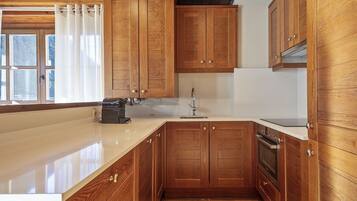 Een koelkast, een microgolfoven, een oven, een vaatwasser