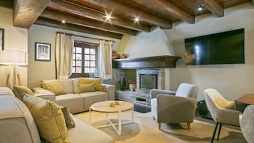 Een televisie en een open haard