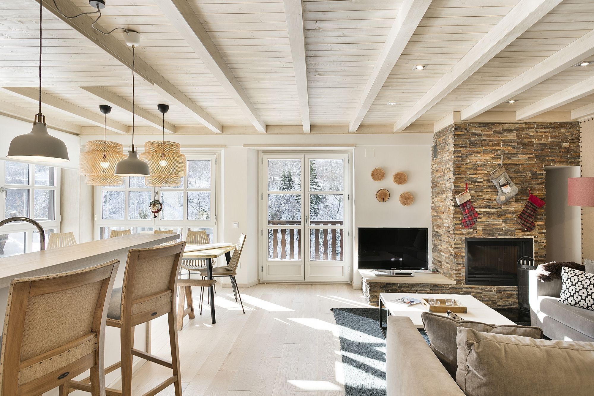 Televisie en een open haard