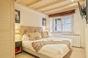 3 slaapkamers, een strijkplank/strijkijzer, internet, beddengoed