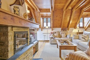 Una televisión, una chimenea