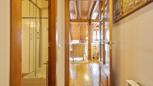 A wooden interior with a glass shower, a sofa, and a radiator. - Luderna - Dúplex Gessa C9 dera Montanheta (Gessa)