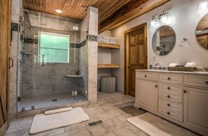 Dusche, Haartrockner, Handtücher