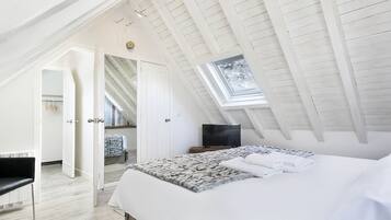 2 bedrooms, iron/ironing board, free internet, bed sheets