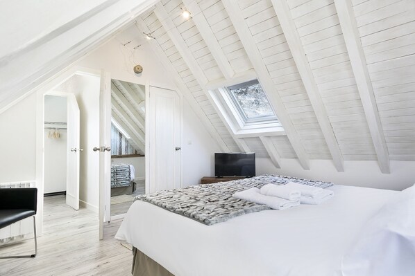 2 多间卧室、熨斗/熨衣板、免费上网、床单