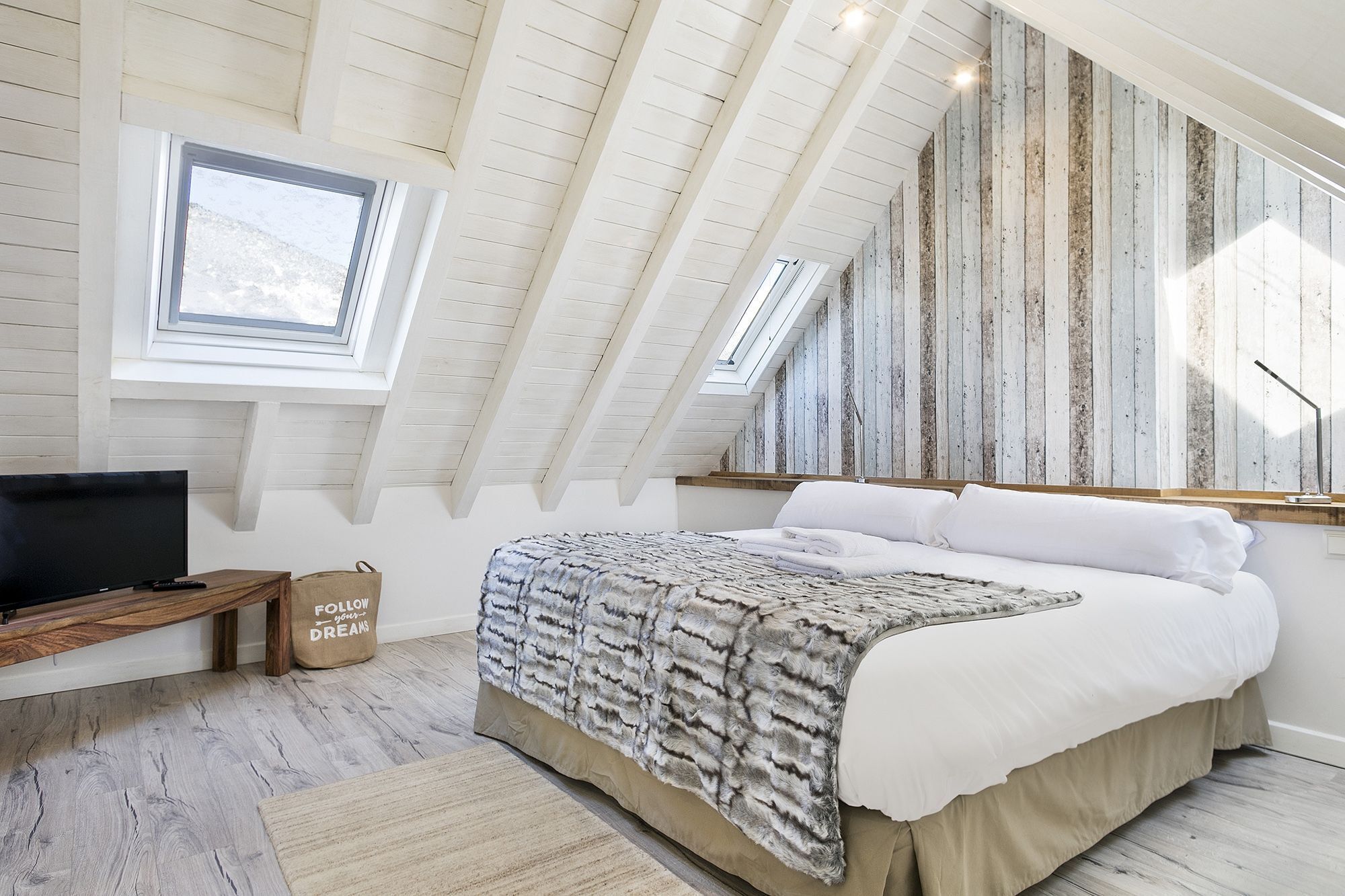 2 habitaciones, tabla de planchar con plancha y internet gratis 