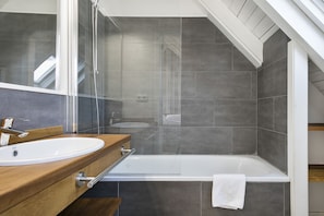 Badewanne, Haartrockner, Handtücher, Seife