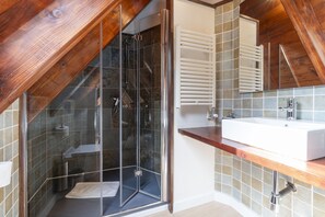 Badewanne, Haartrockner, Handtücher, Seife