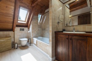 Baignoire, sĂšche-cheveux, serviettes fournies, savon