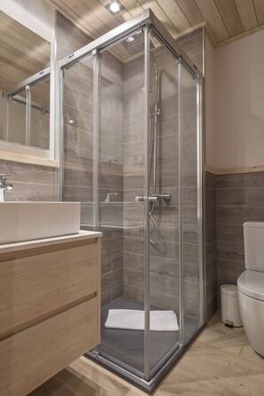 Baignoire, sèche-cheveux, serviettes fournies, savon