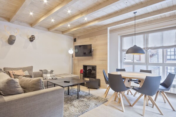 TV, fireplace