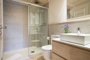 Shower, hair dryer, towels, soap - Luderna - Apartamento Val de Ruda A24 de Ribereta (Baqueira)