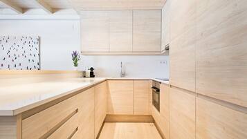 雪櫃、微波爐、焗爐、洗碗機