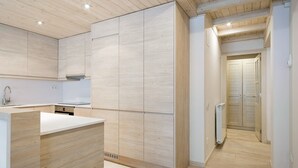 Une cuisine moderne avec des meubles en bois et un îlot central.