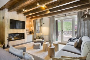 Una Smart TV, una chimenea