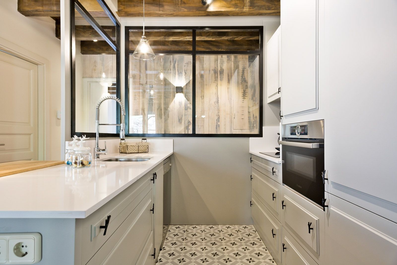 Een koelkast, een oven, een vaatwasser, een koffiezetapparaat/waterkoker