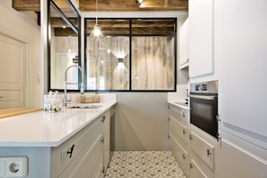 Réfrigérateur, four, lave-vaisselle, cafetière/bouilloire