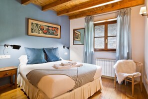 2 slaapkamers, een strijkplank/strijkijzer, internet, beddengoed