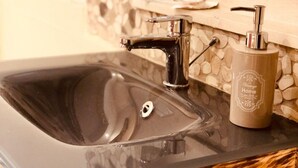 Family Quadruple Room | Bathroom sink - B&B Le Quattro Stagioni (La Maddalena)