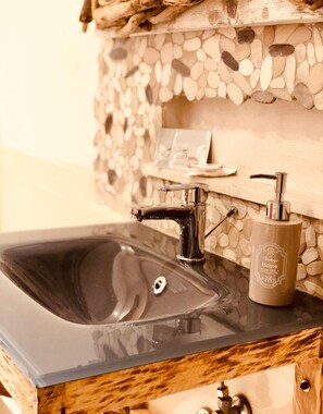 Familien-Vierbettzimmer | Waschbecken im Bad