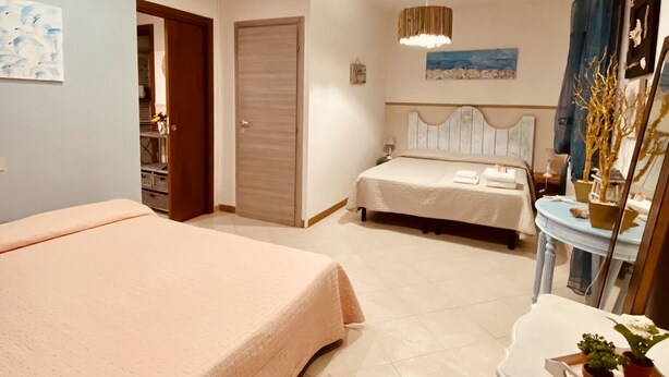 Family Quadruple Room | Premium bedding, down duvets, desk, free WiFi - B&B Le Quattro Stagioni (La Maddalena)