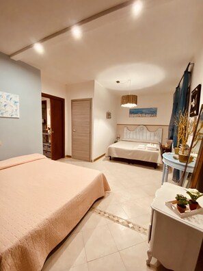 Habitació quàdruple familiar | Roba de llit d'alta qualitat, cobrellits i mobiliari individual 