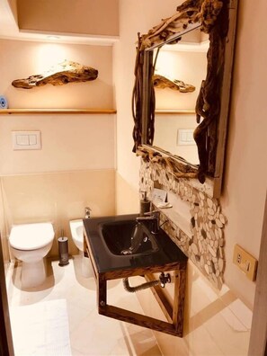 Family Quadruple Room | Bathroom | Shower, free toiletries, hair dryer, bidet
