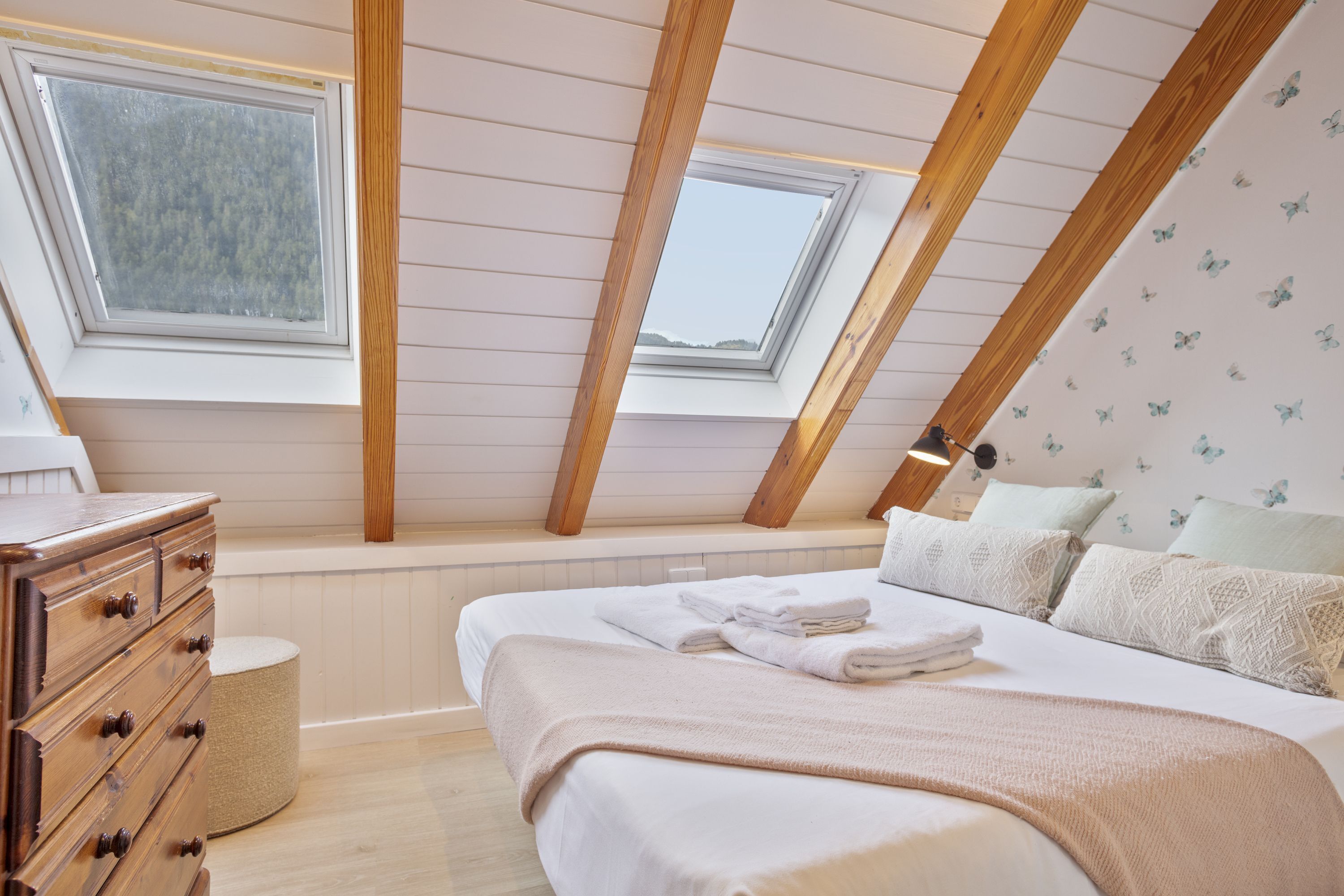 2 bedrooms, iron/ironing board, free internet, bed sheets