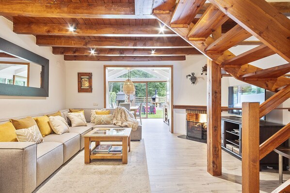 Smart TV, fireplace, DVD player