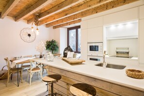 ثلاجة، ميكروويف، فرن، غسالة أطباق