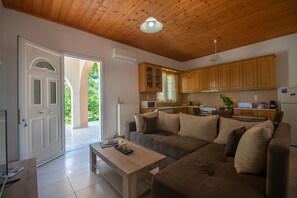 Comfort-Doppelzimmer, Buchtblick | Wohnbereich | Flachbildfernseher