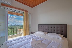 Comfort Double Room, 2 Bedrooms, Bay View | Iron/ironing board, free WiFi, bed sheets