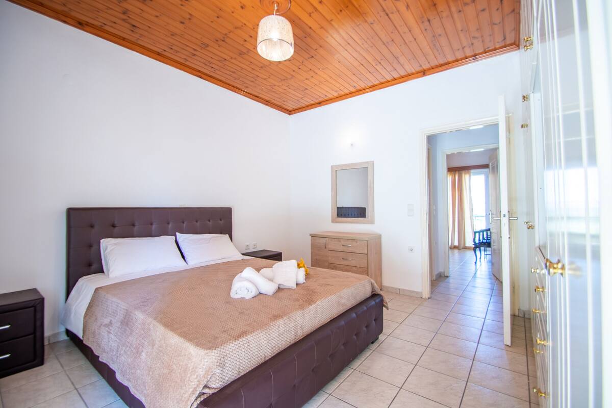 Comfort Double Room, Multiple Beds, Bay View | Iron/ironing board, WiFi (free), bed sheets