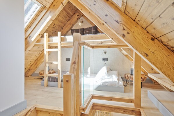 4 bedrooms, iron/ironing board, Internet, bed sheets