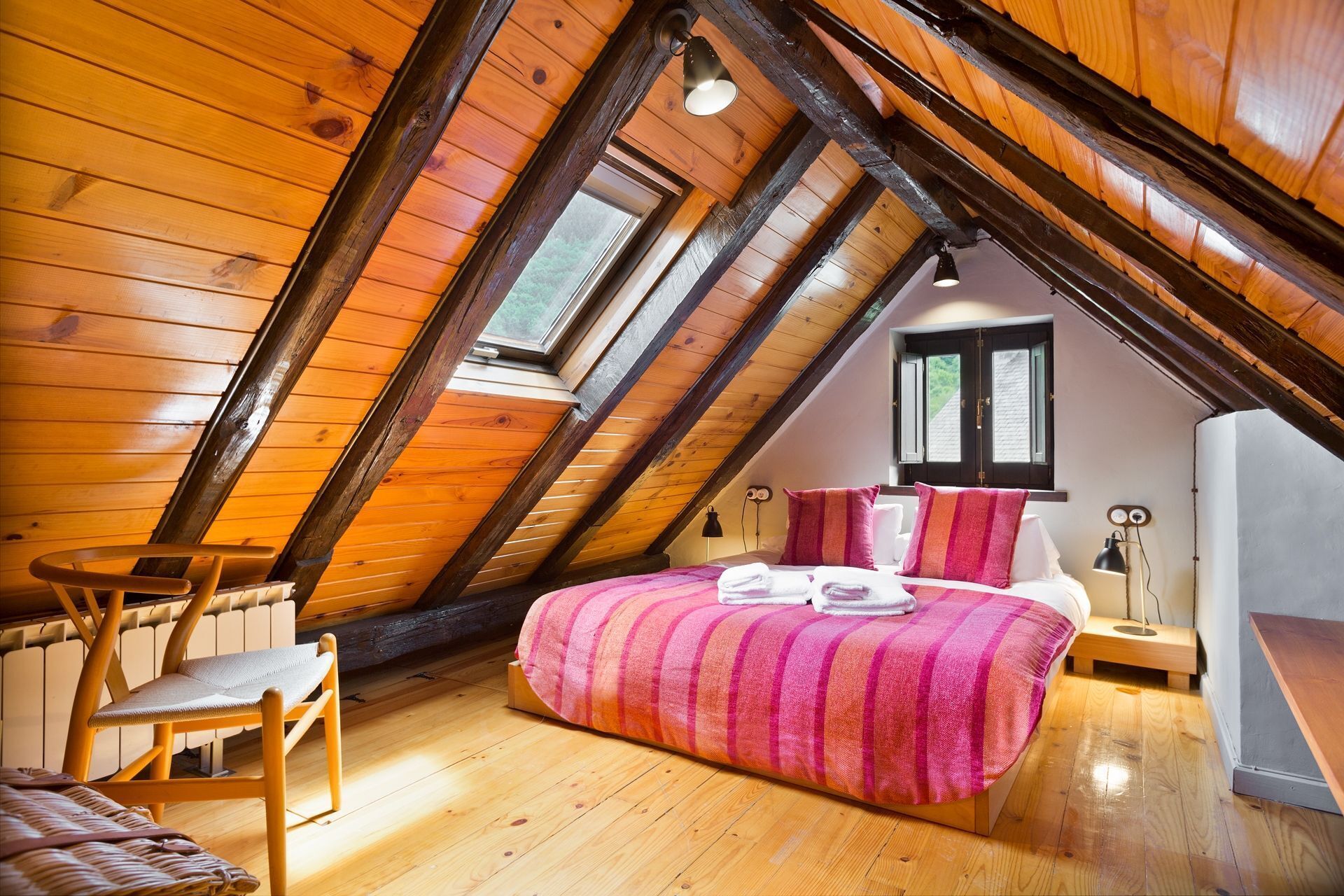 5 dormitoris, planxa i posts de planxar, wifi i roba de llit 