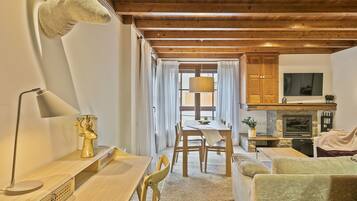 Televisión y chimenea