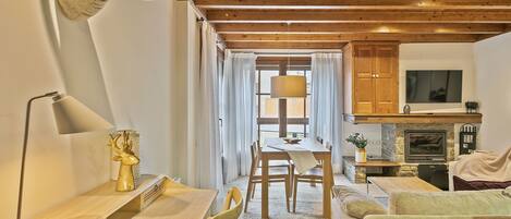 Una televisión, una chimenea