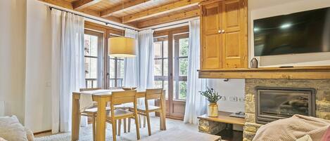 Una televisión, una chimenea