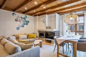 Smart TV y chimenea 