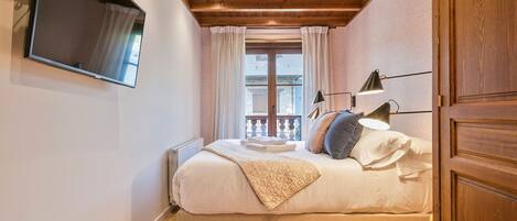 2 bedrooms, iron/ironing board, internet, bed sheets