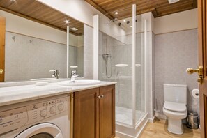 Douche, sèche-cheveux, serviettes fournies