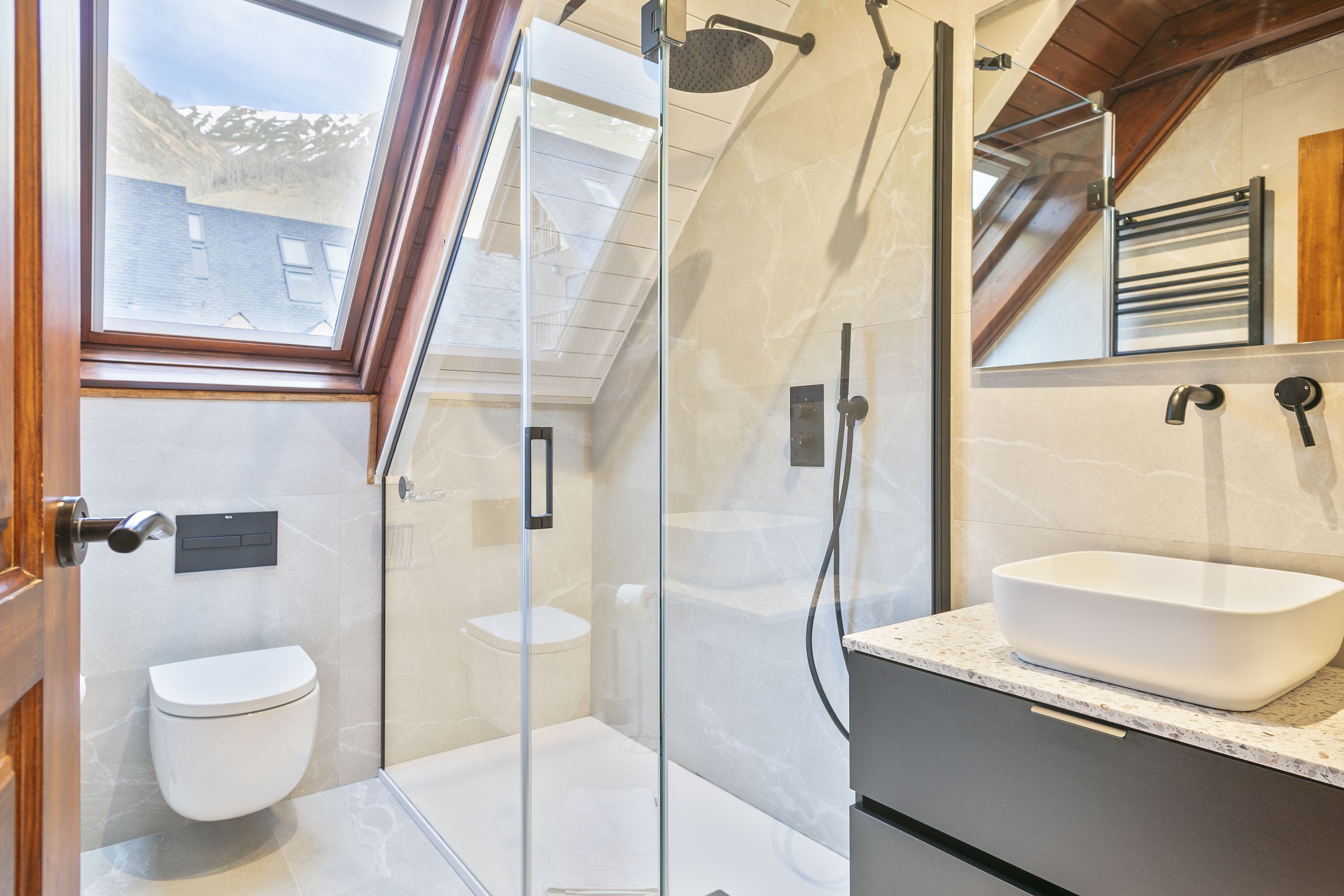 Een douche, een haardroger, handdoeken