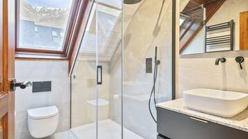 Een douche, een haardroger, handdoeken