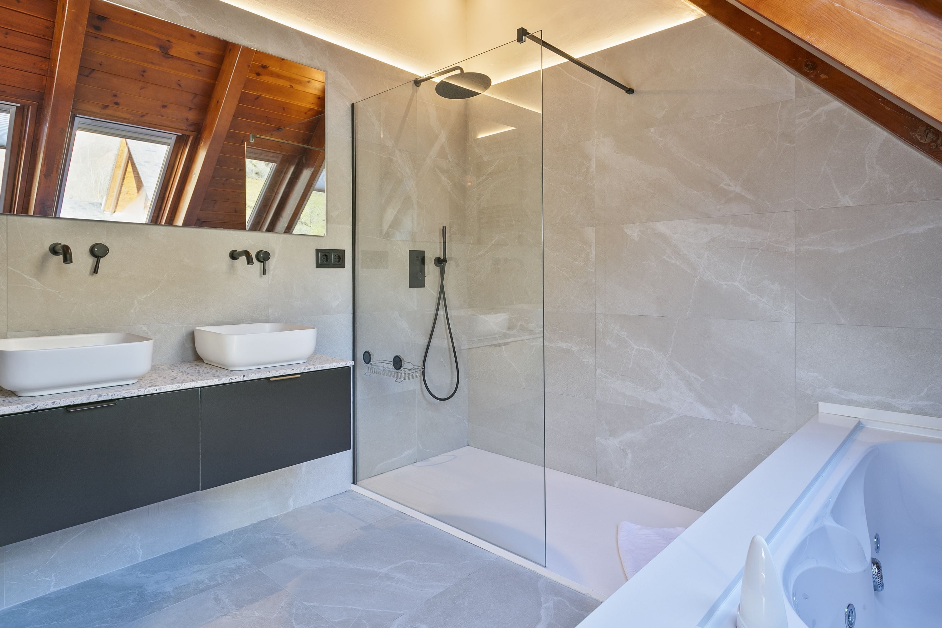 Douche, sèche-cheveux, serviettes fournies