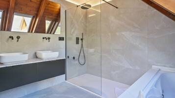 Douche, sèche-cheveux, serviettes fournies