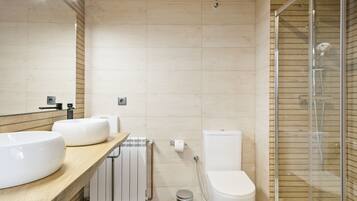 Douche, sĂšche-cheveux, serviettes fournies