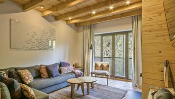 Una Smart TV, una chimenea, una consola de videojuegos, Netflix